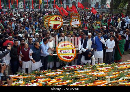 Sylhet, Sylhet, Bangladesh. 16th Dec, 2022. Persone provenienti da tutti i cammini della vita nei locali di Sylhet Central Shaheed Minar in occasione della celebrazione della Giornata della Grande Vittoria del Bangladesh e del 51th° anniversario dell'indipendenza del Bangladesh. (Credit Image: © MD Akbar Ali/ZUMA Press Wire) Credit: ZUMA Press, Inc./Alamy Live News Foto Stock