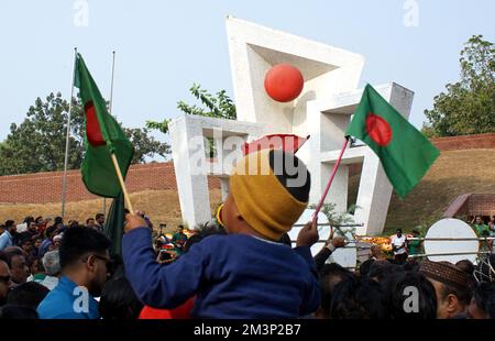 Sylhet, Sylhet, Bangladesh. 16th Dec, 2022. Persone provenienti da tutti i cammini della vita nei locali di Sylhet Central Shaheed Minar in occasione della celebrazione della Giornata della Grande Vittoria del Bangladesh e del 51th° anniversario dell'indipendenza del Bangladesh. (Credit Image: © MD Akbar Ali/ZUMA Press Wire) Credit: ZUMA Press, Inc./Alamy Live News Foto Stock