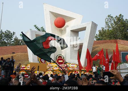 Sylhet, Sylhet, Bangladesh. 16th Dec, 2022. Persone provenienti da tutti i cammini della vita nei locali di Sylhet Central Shaheed Minar in occasione della celebrazione della Giornata della Grande Vittoria del Bangladesh e del 51th° anniversario dell'indipendenza del Bangladesh. (Credit Image: © MD Akbar Ali/ZUMA Press Wire) Credit: ZUMA Press, Inc./Alamy Live News Foto Stock