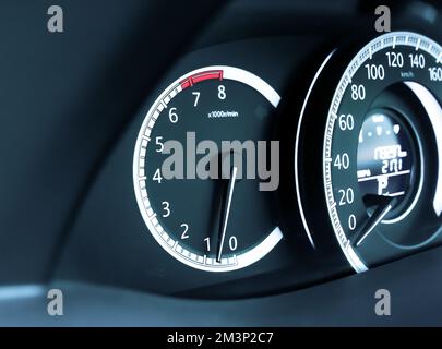 Indicatore tachimetro sul quadro strumenti della vettura, concetto di parte automobilistica Foto Stock
