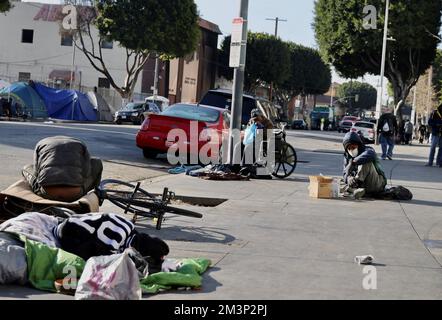 Los Angeles, Stati Uniti. 16th Dec, 2022. I senzatetto sono visti sul marciapiede nel centro di Los Angeles, California, Stati Uniti, 14 dicembre 2022. Il sindaco di Los Angeles Karen Bass ha dichiarato lo stato di emergenza per i senzatetto in città all'inizio di questa settimana. Credit: Notizie dal vivo su Xinhua/Alamy Foto Stock