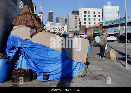 Los Angeles, Stati Uniti. 16th Dec, 2022. I senzatetto sono visti sul marciapiede nel centro di Los Angeles, California, Stati Uniti, 14 dicembre 2022. Il sindaco di Los Angeles Karen Bass ha dichiarato lo stato di emergenza per i senzatetto in città all'inizio di questa settimana. Credit: Notizie dal vivo su Xinhua/Alamy Foto Stock