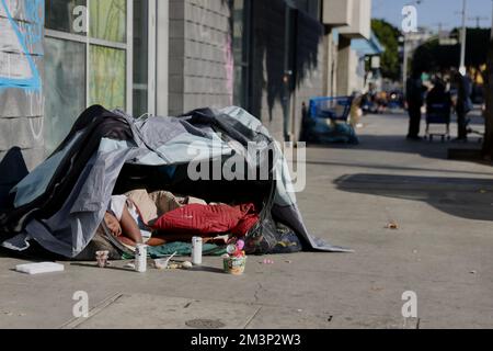 Los Angeles, Stati Uniti. 16th Dec, 2022. Una persona senza casa è visto sul marciapiede nel centro di Los Angeles, California, Stati Uniti, 14 dicembre 2022. Il sindaco di Los Angeles Karen Bass ha dichiarato lo stato di emergenza per i senzatetto in città all'inizio di questa settimana. Credit: Notizie dal vivo su Xinhua/Alamy Foto Stock