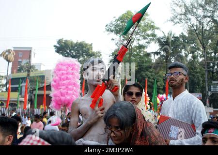 Sylhet, Sylhet, Bangladesh. 16th Dec, 2022. Un combattente simbolico per la libertà ha messo in scena con la bandiera nazionale presso la sede centrale di Sylhet Shaheed Minar in occasione della celebrazione della Giornata della Grande Vittoria del Bangladesh. (Credit Image: © MD Akbar Ali/ZUMA Press Wire) Credit: ZUMA Press, Inc./Alamy Live News Foto Stock