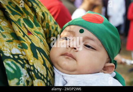 Sylhet, Sylhet, Bangladesh. 16th Dec, 2022. Bambina con madre di sua madre in occasione della Giornata della Grande Vittoria del Bangladesh e del 51th° anniversario della celebrazione dell'Indipendenza presso la sede centrale di Sylhet Shaheed Minar (Credit Image: © MD Akbar Ali/ZUMA Press Wire) Credit: ZUMA Press, Inc./Alamy Live News Foto Stock