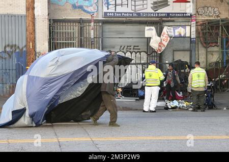 Los Angeles, Stati Uniti. 16th Dec, 2022. Un uomo senza casa sposta la sua tenda nel centro di Los Angeles, California, Stati Uniti, 14 dicembre 2022. Il sindaco di Los Angeles Karen Bass ha dichiarato lo stato di emergenza per i senzatetto in città all'inizio di questa settimana. Credit: Notizie dal vivo su Xinhua/Alamy Foto Stock