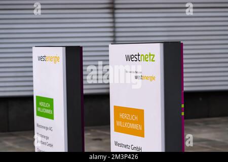 28 luglio 2022, Essen, Germania: Cartello Westnetz e Westenergie all'ingresso dell'ufficio della società energetica Foto Stock