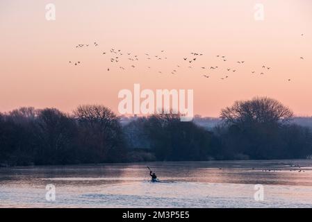 Gunthorpe, Nottinghamshire, Regno Unito. 16th Dec 2022. Un canoista affronta le gelide condizioni climatiche del fiume Trent a Gunthorpe, Nottinghamshire. Neil Squires/Alamy Live News Foto Stock