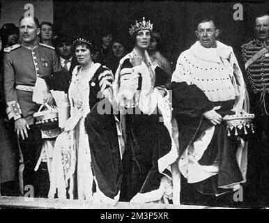 1937 Incoronazione - gli ospiti dell'Abbazia sono rimasti bloccati dopo la pioggia Foto Stock