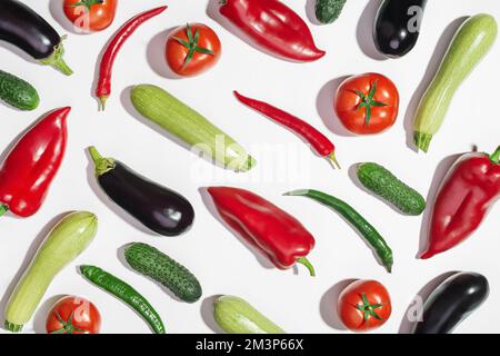 Sfondo con verdure su una tavola bianca. Ingredienti. Preparazione del cibo. Foto Stock