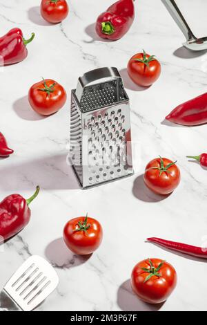 Sfondo con verdure e utensili da cucina su un tavolo bianco. Ingredienti. Preparazione del cibo. Foto Stock