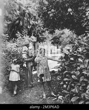 Daphne du Maurier e la famiglia nella loro casa cornica Foto Stock