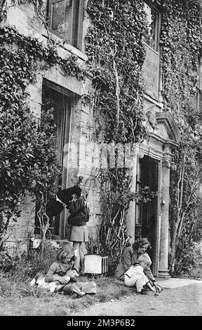 Daphne du Maurier e la famiglia nella loro casa cornica Foto Stock