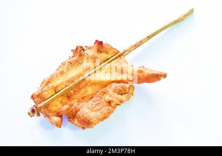 pollo alla griglia stretta stabbing bastone di legno su sfondo bianco Foto Stock