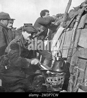 Il soldato britannico cucina la cena su un braciere in trench Foto Stock