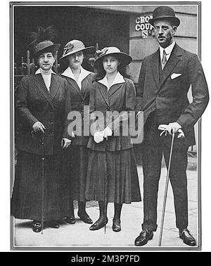 Il Principe Andrea di Grecia (1882-1944), insieme a sua sorella, la Granduchessa Giorgio di Russia e le sue figlie Principessa Nina e Principessa Xenia durante una visita a Londra quando erano ospiti del Re Giorgio V e della Regina Maria. Il principe Andrea era il padre del principe Filippo, duca di Edimburgo. Data: 1916 Foto Stock