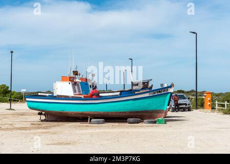 Struisbaai, Sudafrica - 21 settembre 2022: Barche da pesca al porto di Struisbaai, nella provincia del Capo Occidentale. Le persone sono visibili Foto Stock