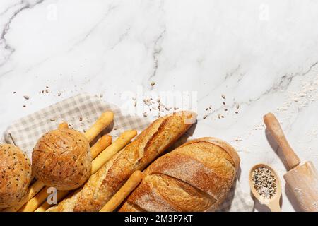 Sfondo con diversi tipi di pane fresco. Prodotti da forno. Cucina. Foto Stock