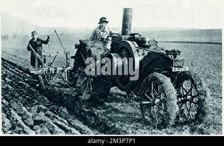 Aratura trattore moglie contadina 1917 Foto Stock