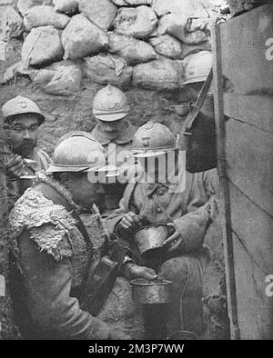 Soldati francesi che mangiano nelle trincee durante la prima guerra mondiale Foto Stock