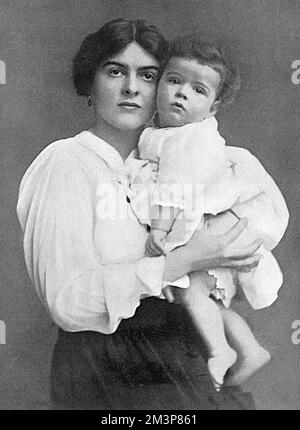 Margaret Nellie (Nelly) Hozier (1888-1955), sorella di Clementine Churchill e quindi cognata di Winston Churchill, nella foto con il figlio maggiore Giles Samuel Bertram Romilly (19 settembre 1916 – 2 agosto 1967), giornalista, Nazista POW, fratello di Esmond Romilly e nipote di Winston Churchill. Fu educato al Wellington College e a Oxford, e poi servì come corrispondente di guerra sia nella guerra civile spagnola che nella seconda guerra mondiale Tuttavia, è stato catturato nel maggio 1940 nella città norvegese di Narvik mentre riferiva per il Daily Express. Il figlio minore di Nellie, Esmond, si estenuò con Jessic Foto Stock