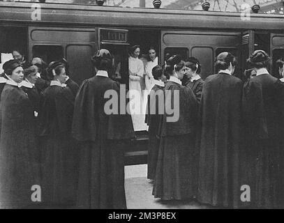 Infermieri ospedalieri che salgono su un treno per Portsmouth durante la prima guerra mondiale Foto Stock