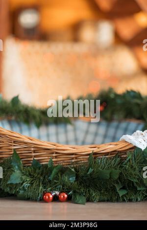 Cestino di Natale con albero di Natale e lanterne. Presepe, sfondo per il testo. Luci festive. Foto di alta qualità Foto Stock