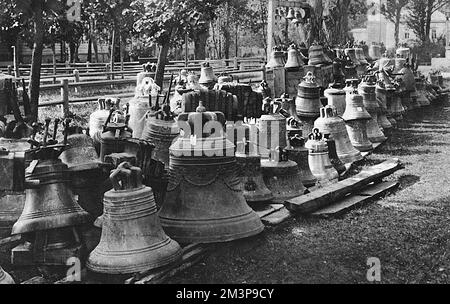 Campane della Chiesa salvate dal diventare proiettili nemici, Russia, 1915 Foto Stock