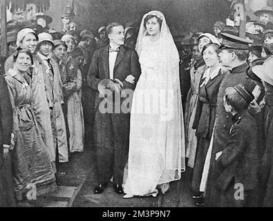 I lavoratori delle munizioni fanno la guardia d'onore al matrimonio di Percy, prima guerra mondiale Foto Stock