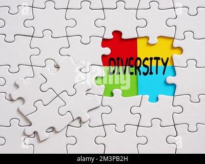 Diversità e inclusione nel concetto di istruzione o di business. Pezzi di puzzle collegati tra loro con la parola diversità. Foto Stock