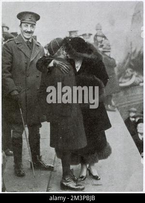 La famosa attrice, Shirley Kellogg, ha immaginato di baciare un ragazzino che si è presentato per sapere se poteva fare qualcosa in un incontro di reclutamento organizzato per il 2nd° Reggimento di Londra a Trafalgar Square, Londra nel dicembre 1915. Foto Stock