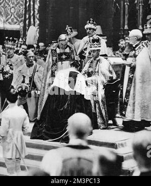 Sua Maestà il re Giorgio VI (1895-1952), riceve omaggio alla sua incoronazione, 1937. L'incoronazione di Giorgio VI ebbe luogo il 12th maggio 1937 presso l'Abbazia di Westminster, la data precedentemente destinata all'incoronazione di suo fratello Edoardo VIII. Foto Stock