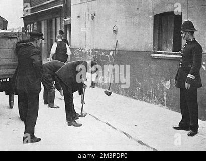 Spazzare via la farina dopo l'attacco alla panetteria tedesca, prima guerra mondiale Foto Stock