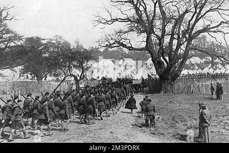 London Scottish in marcia verso l'accampamento a Richmond Park, prima guerra mondiale Foto Stock