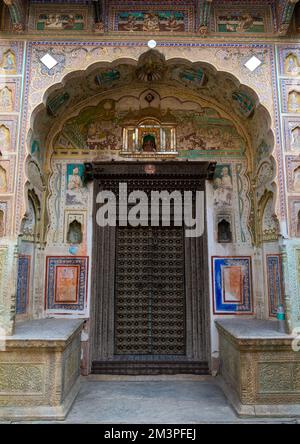 Porta di legno di un vecchio haveli storico, Rajasthan, Fatehpur, India Foto Stock