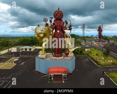 Grand bassin è un luogo di meditazione, preghiera e relax. Famosa destinazione turistica nell'isola di Mauritius. Altre divinità hidu statua in questo p Foto Stock