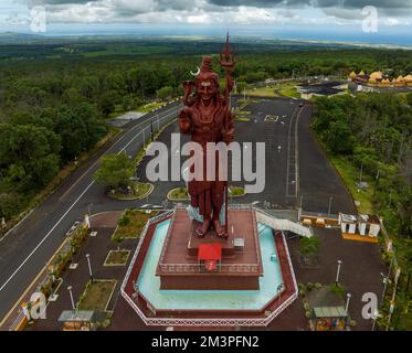 Grand bassin è un luogo di meditazione, preghiera e relax. Famosa destinazione turistica nell'isola di Mauritius. Altre divinità hidu statua in questo p Foto Stock