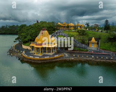 Grand bassin è un luogo di meditazione, preghiera e relax. Famosa destinazione turistica nell'isola di Mauritius. Altre divinità hidu statua in questo p Foto Stock