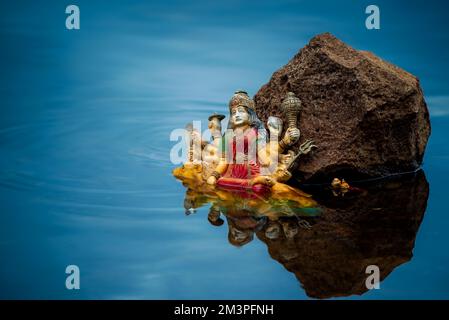 Grand bassin è un luogo di meditazione, preghiera e relax. Famosa destinazione turistica nell'isola di Mauritius. Altre divinità hidu statua in questo p Foto Stock