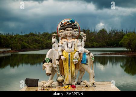 Grand bassin è un luogo di meditazione, preghiera e relax. Famosa destinazione turistica nell'isola di Mauritius. Altre divinità hidu statua in questo p Foto Stock