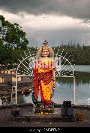 Grand bassin è un luogo di meditazione, preghiera e relax. Famosa destinazione turistica nell'isola di Mauritius. Altre divinità hidu statua in questo p Foto Stock