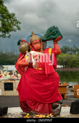 Grand bassin è un luogo di meditazione, preghiera e relax. Famosa destinazione turistica nell'isola di Mauritius. Altre divinità hidu statua in questo p Foto Stock