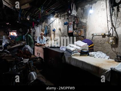 Operai di lavanderia in Dhobi Ghat, stato del Maharashtra, Mumbai, India Foto Stock