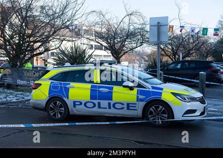 Ascot, Berkshire, Regno Unito. 16th dicembre 2022. A seguito di un grave incidente stradale di questa mattina ad Ascot High Street, la polizia della valle del Tamigi ha da allora confermato che una donna di 91 anni, che era un pedone in collisione con un furgone bianco, è stata portata in ospedale, ma purtroppo è morta. Non sono stati effettuati arresti. Erano presenti la polizia della Valle del Tamigi, gli equipaggi dell'ambulanza di emergenza e le squadre di terapia intensiva dell'ambulanza aerea della Valle del Tamigi. Una parte della High Street è rimasta chiusa questo pomeriggio, mentre la polizia e le squadre investigative sugli incidenti sono rimaste sulla scena. Credit: Alamy Live News Foto Stock