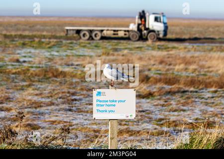 Cartello RSPB "Please Take Your Litter Home" presso la Marshside Nature Reserve a Southport, Regno Unito Foto Stock