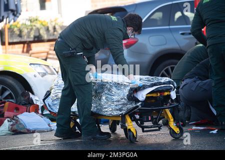 Ascot, Berkshire, Regno Unito. 16th dicembre 2022. A seguito di un grave incidente stradale di questa mattina ad Ascot High Street, la polizia della valle del Tamigi ha da allora confermato che una donna di 91 anni, che era un pedone in collisione con un furgone bianco, è stata portata in ospedale, ma purtroppo è morta. Non sono stati effettuati arresti. Erano presenti la polizia della Valle del Tamigi, gli equipaggi dell'ambulanza di emergenza e le squadre di terapia intensiva dell'ambulanza aerea della Valle del Tamigi. Una parte della High Street è rimasta chiusa questo pomeriggio, mentre la polizia e le squadre investigative sugli incidenti sono rimaste sulla scena. Credit: Alamy Live News Foto Stock