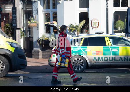 Ascot, Berkshire, Regno Unito. 16th dicembre 2022. A seguito di un grave incidente stradale di questa mattina ad Ascot High Street, la polizia della valle del Tamigi ha da allora confermato che una donna di 91 anni, che era un pedone in collisione con un furgone bianco, è stata portata in ospedale, ma purtroppo è morta. Non sono stati effettuati arresti. Erano presenti la polizia della Valle del Tamigi, gli equipaggi dell'ambulanza di emergenza e le squadre di terapia intensiva dell'ambulanza aerea della Valle del Tamigi. Una parte della High Street è rimasta chiusa questo pomeriggio, mentre la polizia e le squadre investigative sugli incidenti sono rimaste sulla scena. Credit: Alamy Live News Foto Stock