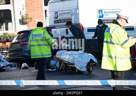 Ascot, Berkshire, Regno Unito. 16th dicembre 2022. A seguito di un grave incidente stradale di questa mattina ad Ascot High Street, la polizia della valle del Tamigi ha da allora confermato che una donna di 91 anni, che era un pedone in collisione con un furgone bianco, è stata portata in ospedale, ma purtroppo è morta. Non sono stati effettuati arresti. Erano presenti la polizia della Valle del Tamigi, gli equipaggi dell'ambulanza di emergenza e le squadre di terapia intensiva dell'ambulanza aerea della Valle del Tamigi. Una parte della High Street è rimasta chiusa questo pomeriggio, mentre la polizia e le squadre investigative sugli incidenti sono rimaste sulla scena. Credit: Alamy Live News Foto Stock