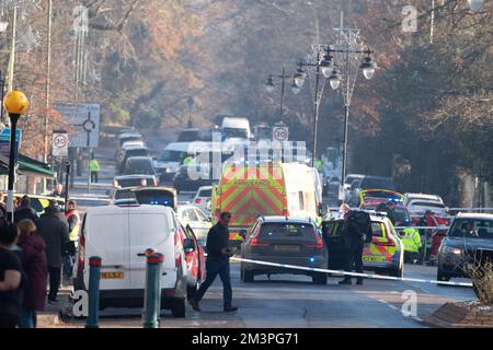 Ascot, Berkshire, Regno Unito. 16th dicembre 2022. A seguito di un grave incidente stradale di questa mattina ad Ascot High Street, la polizia della valle del Tamigi ha da allora confermato che una donna di 91 anni, che era un pedone in collisione con un furgone bianco, è stata portata in ospedale, ma purtroppo è morta. Non sono stati effettuati arresti. Erano presenti la polizia della Valle del Tamigi, gli equipaggi dell'ambulanza di emergenza e le squadre di terapia intensiva dell'ambulanza aerea della Valle del Tamigi. Una parte della High Street è rimasta chiusa questo pomeriggio, mentre la polizia e le squadre investigative sugli incidenti sono rimaste sulla scena. Credit: Alamy Live News Foto Stock