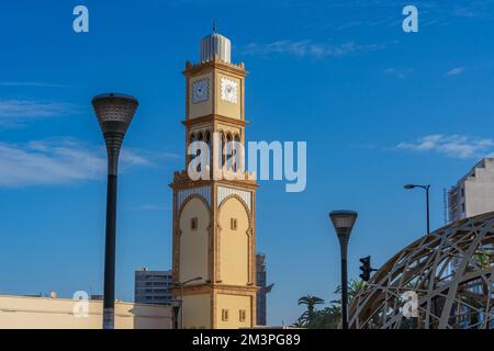 Torre dell'orologio di Casablanca in francese Tour de l'Horloge contro il cielo blu Foto Stock